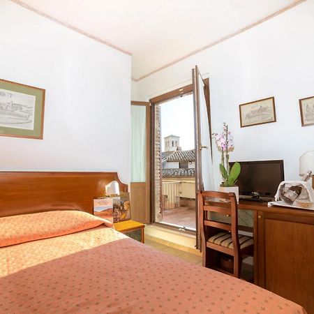 Hotel San Pietro Assisi Bagian luar foto